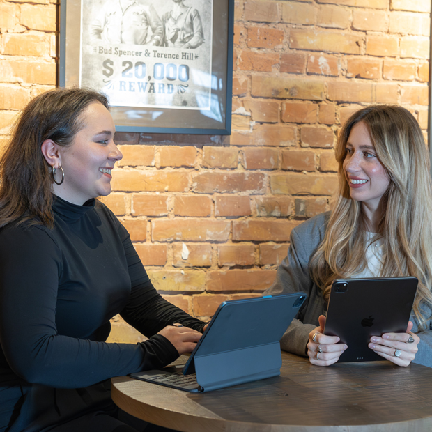 Fjolla und Karo im Cafe